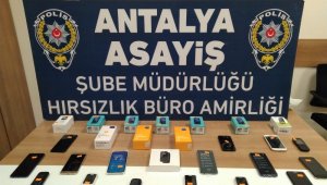 Antalya'da kaçak cep telefonu satan iş yerlerine 128 bin 214 TL ceza
