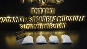 Antalya'da otomobille metamfetamin ticaretine şok baskın