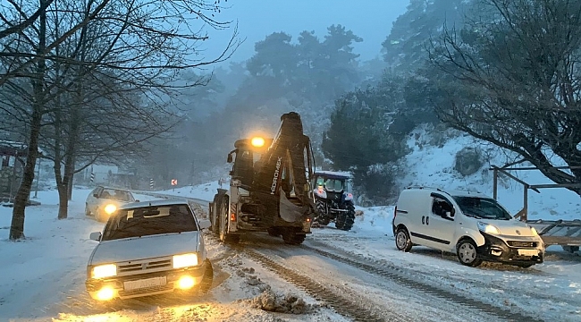 Antalya'da yolda kalan vatandaşlar iş makineleriyle evlerine ulaştırıldı
