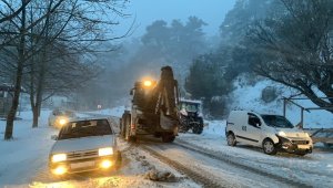 Antalya'da yolda kalan vatandaşlar iş makineleriyle evlerine ulaştırıldı
