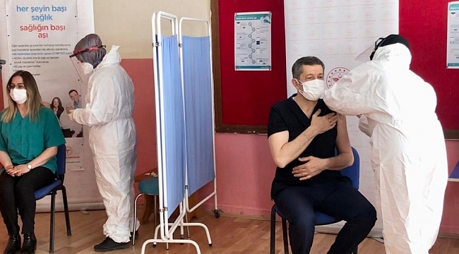 Bakan Selçuk'tan aşı paylaşımı