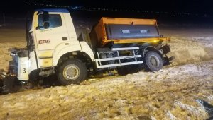 Başkent'te kar küreme aracı su kanalına devrildi: 1 ölü