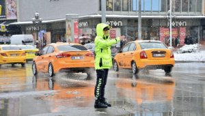 Başkent'te yolda kalanın da, aracı bozulanın da yardımına polis koştu