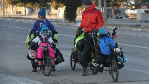 Bisikletleriyle dünya turuna çıkan iki çocuklu Fransız çift Beyşehir'de