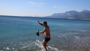 Dün kar yağan Antalya'da bugün deniz keyfi