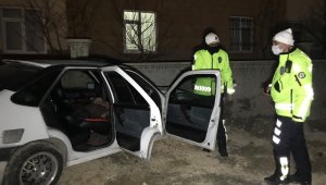 Duvara çarpan otomobilin sürücüsü hayatını kaybetti