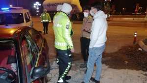 Ehliyetsiz alkollü sürücü trafikten men ve plakasız araçla kaçarken yakalandı