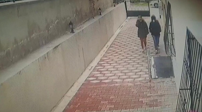 Ev hırsızları önce kameralara ardından polise yakalandı