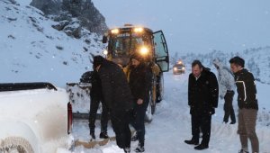 Hayvanları beslemek için gittikleri Giden Gelmez Dağları'nda mahsur kaldılar