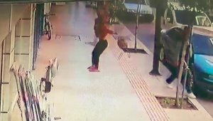 Kaldırımda yürüyen adamın ölümden saniyelerle kurtulduğu anlar kamerada