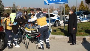 Kamyonet ile çarpışan motosikletteki 2 kişi yaralandı