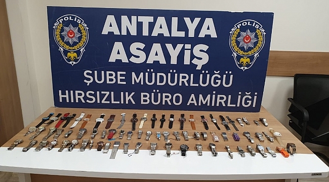 Kapıyı zorlayarak girdikleri iş yerinden 30 bin liralık saat çaldılar