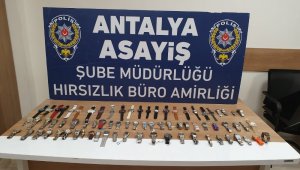 Kapıyı zorlayarak girdikleri iş yerinden 30 bin liralık saat çaldılar