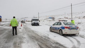 Kar yağışı etkili oluyor, zincirsiz araç bırakılmıyor