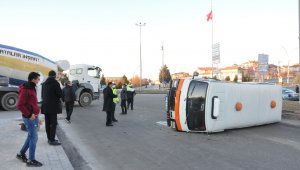Karaman'da beton mikseri ile çarpışan minibüs kavşakta devrildi.