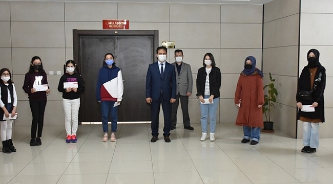 Karaman'da yarışmada dereceye giren öğrencilere ödül