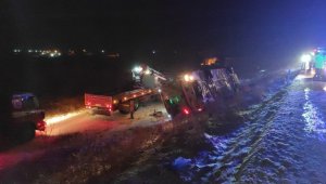 Karapınar'da, otomobil ve tır karıştığı zincirleme kaza: 5 ölü, 35 yaralı