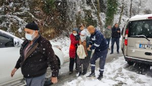 Karda mahsur kalan yaşlı çift, belediye ekiplerince kurtarıldı