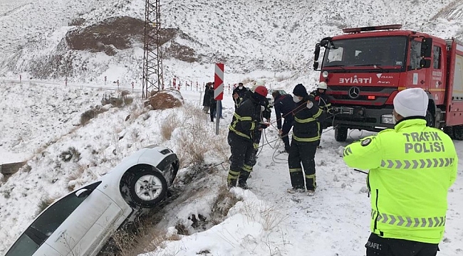 Karlı yolda kontrolden çıkan otomobil uçurumun yamacında asılı kaldı