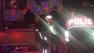 Kısıtlamada eğlence mekanında yakalananlara polisten işlem