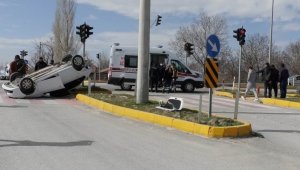 Konya'da çarpışan otomobillerden biri takla attı: 1 yaralı