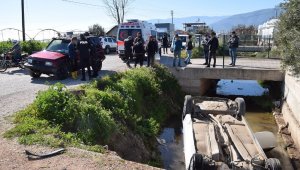 Kumluca'da otomobil sulama kanalına düştü: 2 yaralı