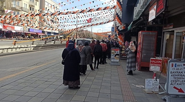 Mağaza kuyruğunda korona virüse davetiye çıkardılar