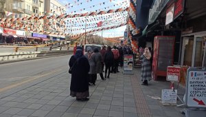 Mağaza kuyruğunda korona virüse davetiye çıkardılar
