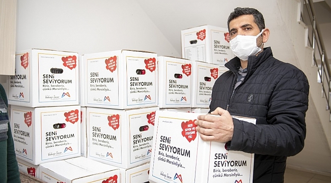 Mersin Büyükşehir Belediyesi, iş yeri kapalı 5 bin 785 esnafa gıda kolisi dağıtıyor