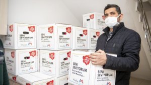 Mersin Büyükşehir Belediyesi, iş yeri kapalı 5 bin 785 esnafa gıda kolisi dağıtıyor