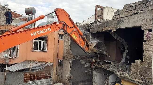 Mersin'de can güvenliğini tehdit eden metruk binalar yıkılıyor