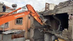 Mersin'de can güvenliğini tehdit eden metruk binalar yıkılıyor