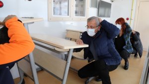 Mezitli Belediye personeline simülasyon tırında deprem eğitimi