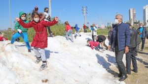 Mezitlili çocuklar, ayaklarına kadar gelen karda doyasıya eğlendi