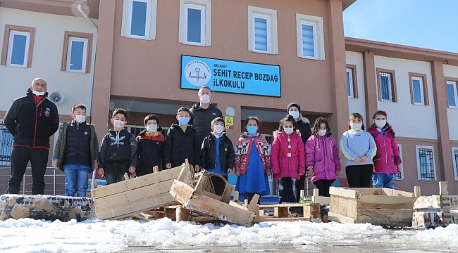 Minik elleriyle çöplerden kütüphane yaptılar