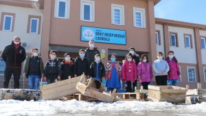 Minik elleriyle çöplerden kütüphane yaptılar