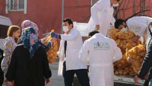 Niğde Belediye Başkanı Özdemir, çiftçinin yüzünü güldürdü