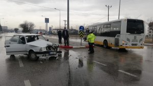 Otomobil belediye otobüsüne çarptı: 2 yaralı