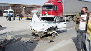 Otomobil ile süt tankeri çarpıştı: 2 yaralı