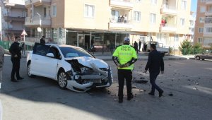 Otomobille çarpışan kamyonet kaldırıma çıktı: 1 yaralı
