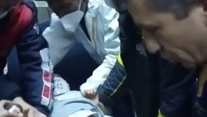 Parmağını musluğa sıkıştıran çocuğu itfaiye kurtardı