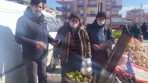 Pazar esnafı tezgahlarının yanına soba kurup ısındı