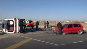 Şerit ihlali yapan otomobil ambulansa çarptı: 5 yaralı