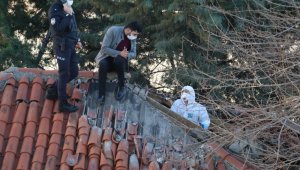 Tavan arasındaki cesede polis kazma ve balyozla ulaştı