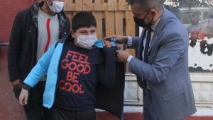 Yokluk içinde büyüyen muhtar maaşını yoksul çocuklara harcıyor