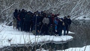 Yunanistan'ın zulmettiği göçmenler donmaktan kurtarıldı
