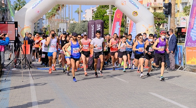 21. Alanya Atatürk Halk Koşusu ve Yarı Maratonu yapıldı