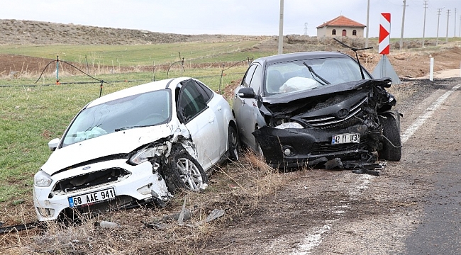 Aksaray'da iki otomobil çarpıştı: 1'i bebek 5 yaralı