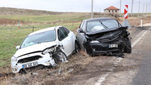Aksaray'da iki otomobil çarpıştı: 1'i bebek 5 yaralı