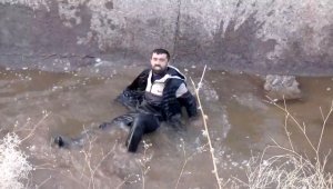 Aşırı alkol aldı, sulama kanalına düşerek sırılsıklam ıslandı, parasını polise sordu